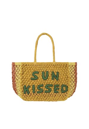 Sac cabas jaune au crochet avec des lettres vertes formant "SUN KISSED", avec des poignées tissées et des côtés rayés marron et jaune.