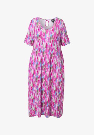 Růžové šaty s krátkým rukávem s abstraktním vzorem v odstínech zelené, modré a bílé; mají V- výstřih a detaily v podobě klíčové díry na zádech.