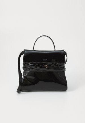 Borsa a mano in pelle nera lucida con manico superiore, lunga tracolla regolabile avvolta, e chiusura a patta frontale su sfondo semplice.