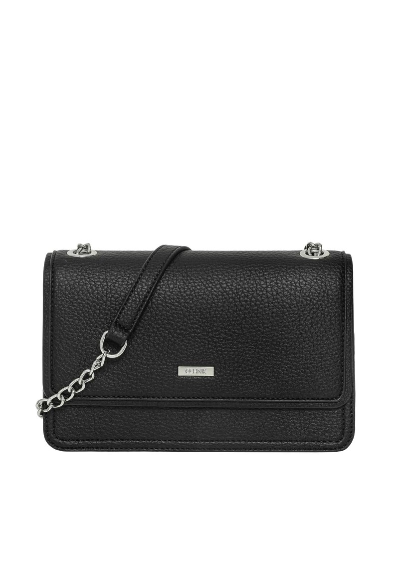 Czarna skórzana torba na ramię z fakturowanym wykończeniem, łańcuszkowym paskiem i metalowym logo na froncie. Prostokątny kształt z klapką zamykającą.