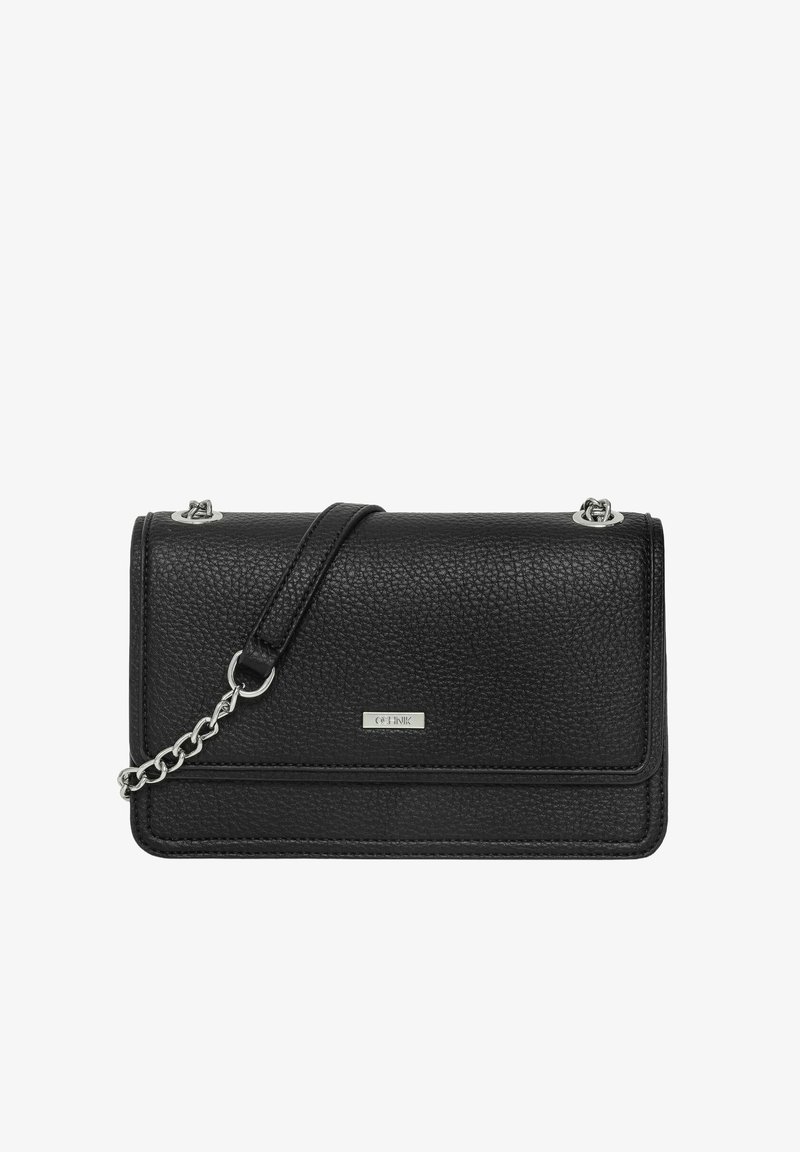 Czarna skórzana torba na ramię z fakturowanym wykończeniem, łańcuszkowym paskiem i metalowym logo na froncie. Prostokątny kształt z klapką zamykającą.