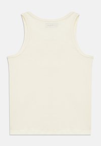 Φωτεινή μπεζ φανέλα χωρίς μανίκια κατασκευασμένη από μαλακό βαμβάκι. Διαθέτει στρογγυλή λαιμόκοψη και φαρδιές τιράντες. Απλός σχεδιασμός χωρίς σχέδια ή διακοσμητικά στοιχεία.