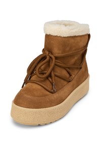 Bruine suède enkellaars met een zachte witte bontkraag, ronde neus en dikke beige rubberen zool, met bruine veters.
