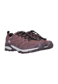 Bordeauxfarbene wasserdichte Schuhe mit einem strukturierten Obermaterial, schwarzen elastischen Schnürsenkeln und einer robusten Gummisohle mit einem gemusterten Profil.