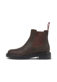 Stivale Chelsea in pelle marrone con pannelli laterali elasticizzati, linguetta, punta arrotondata e suola in gomma nera texturizzata.