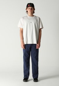 Former CRUX HERRINGBONE PANT - Nohavice - washed navy