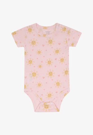 Rosa Baby-Strampler mit kurzen Ärmeln, gelbe lachende Sonne und kleine rosa Herzmuster, Druckknöpfe an Schulter und Schritt.