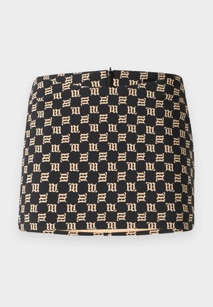 Melnas auduma soma ar atkārtotu gaiši brūnu burtu "m" rakstu, ar rāvējslēdzēju augšpusē un gludu tekstūru.