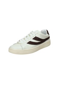 Weiße Low-Top-Sneaker mit cremefarbener Sohle und dunkelbraunen Wildlederstreifen an den Seiten, mit gebundenen Schnürsenkeln, fotografiert auf weißem Hintergrund.