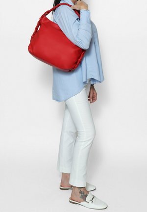 Borsa a spalla in pelle rossa con manici intrecciati, caratterizzata da un ampio corpo rettangolare. Texture liscia, decorazioni minime e senza hardware visibile.