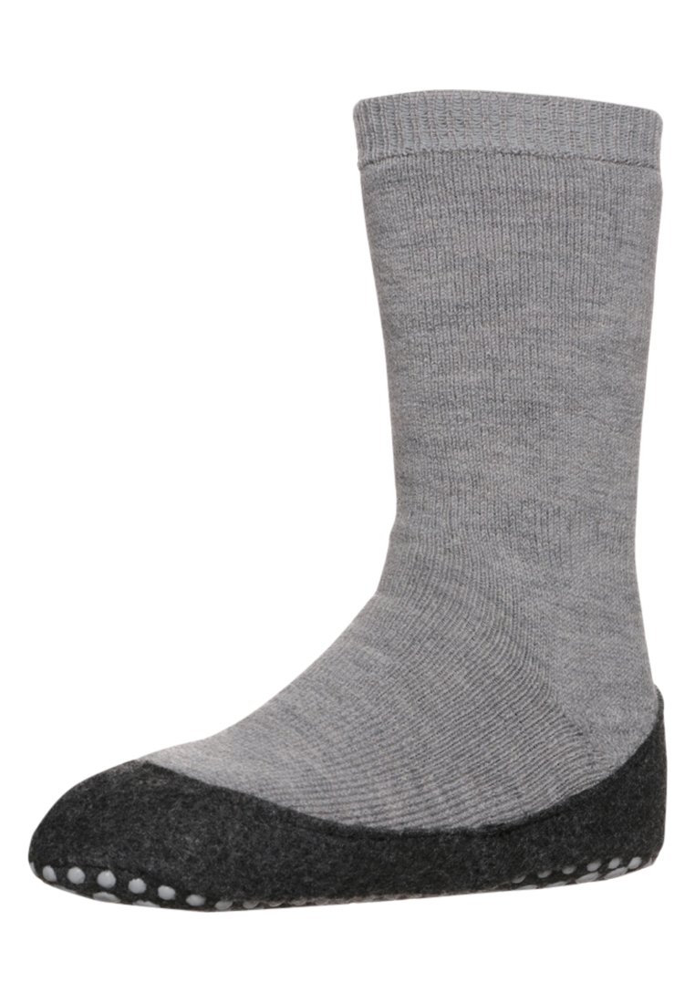 Calzino grigio con un design a costine, dotato di una sezione della punta feltro grigio scuro e punti in gomma sulla suola per maggiore aderenza.