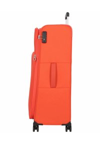 Valise rigide orange avec une surface texturée, une poignée rétractable, une fermeture à glissière et deux roues à roulement fluide pour un transport facile.