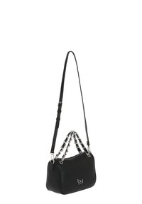 Borsa a mano in pelle nera con finitura testurizzata, dotata di un manico superiore con catena e una tracolla removibile. Dettagli in hardware argentato.