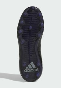 Suola di scarpa da calcio nera con tacchetti viola, superficie testurizzata e logo Adidas in argento. La forma è progettata per garantire trazione sul campo.