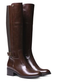 Bottes haute en cuir marron avec finition lisse, panneau en tissu contrastant, détail de boucle à la cheville et petit talon carré.