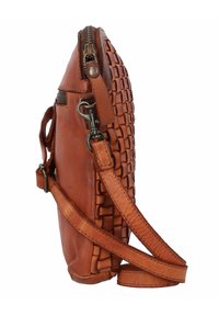 Borsa a mano in pelle marrone con una texture intrecciata su un lato, dotata di chiusura con cerniera e tracolla regolabile.