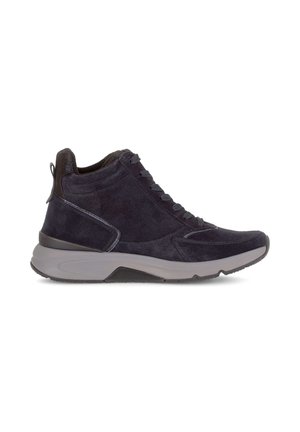 Schwarzer Wildleder-High-Top-Sneaker mit grauer Sohle, Schnürung vorne und gepolstertem Knöchelkragen auf weißem Hintergrund.