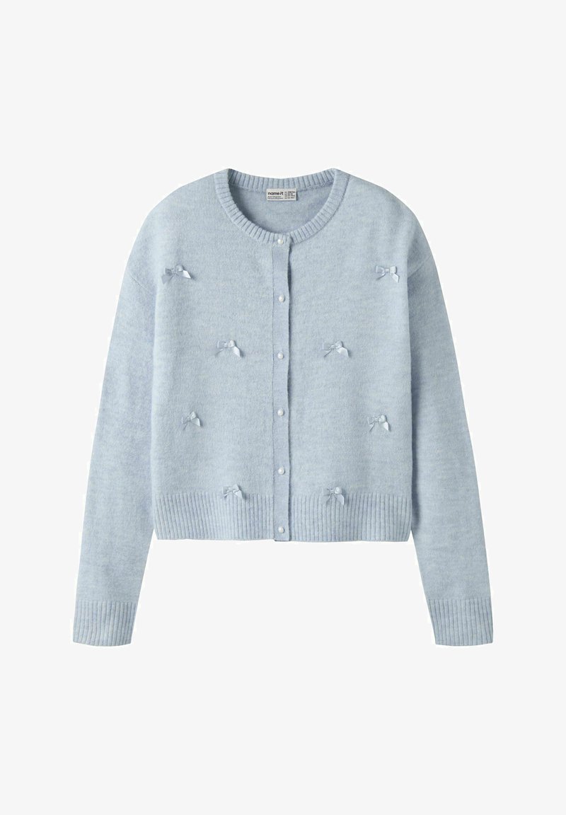 Cardigan en maille bleu clair avec manches longues, encolure ronde, boutons en nacre et petits nœuds décoratifs à l'avant.