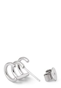 Silvriga örh�ängen med en böjd, tre-loopdesign, en rak stift och en cirkulär baksida. Metallen har en polerad yta.