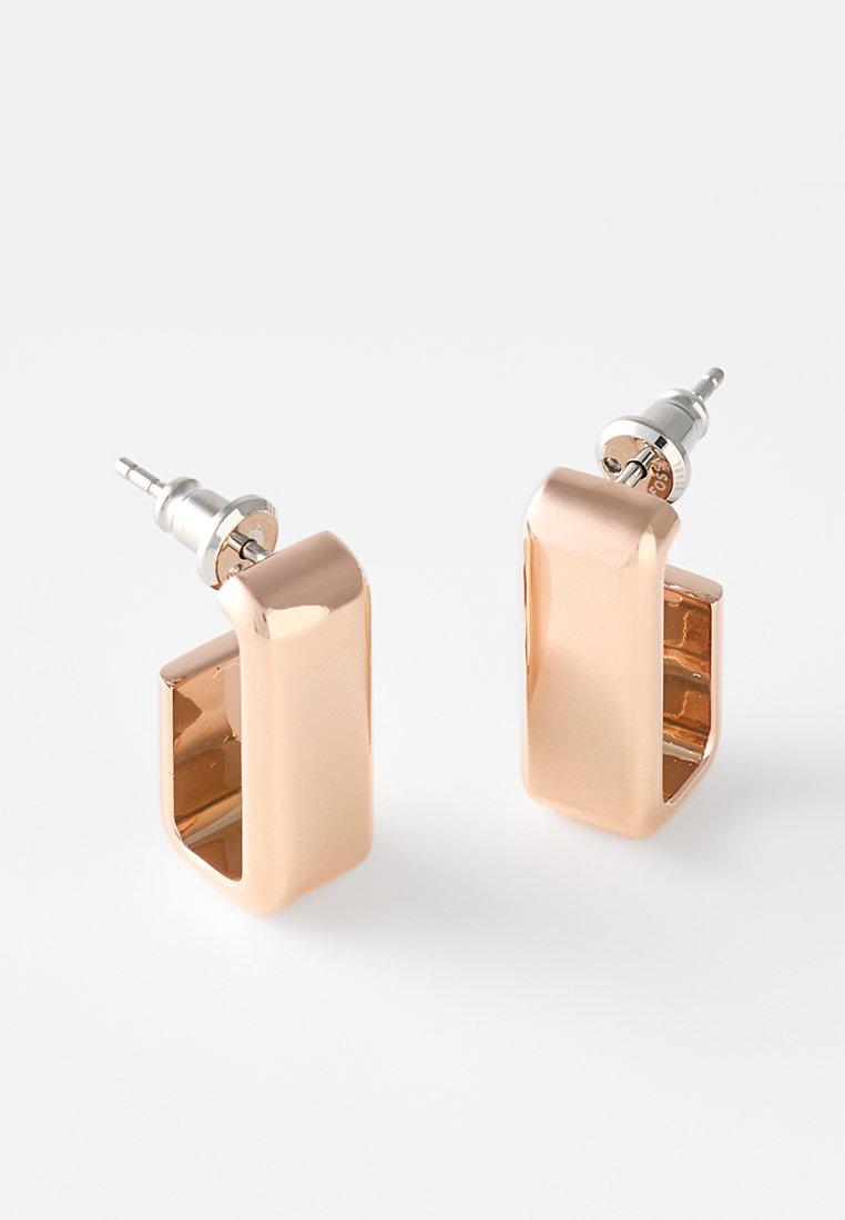 Roségold geometrische Ohrstecker mit hochglanzpolierter Oberfläche, rechteckiger Form und Rückseite aus silberfarbenem Metall.