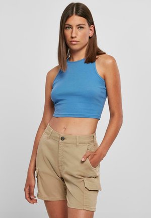 Blaues geripptes Crop-Top und beigefarbene Cargo-Shorts mit seitlichen Taschen. Die Shorts verfügen über einen Knopfverschluss und eine entspannte Passform.