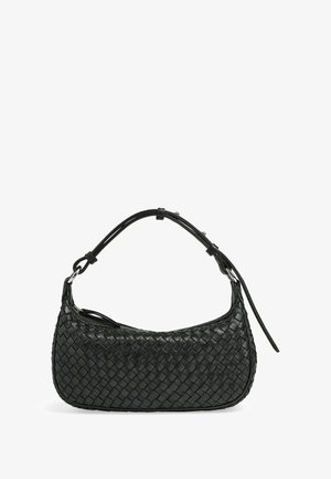 Musta kudottu nahkainen käsilaukku, jossa on pyöreä siluetti, yksittäinen olkahihna, vetoketjukiinnitys ja pintakuvioitu tekstuuri.