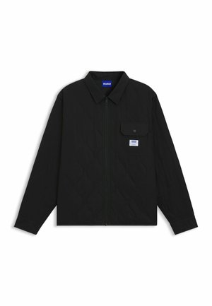 Schwarze Jacke mit Reißverschluss, Kragen, langen Ärmeln, einer Brusttasche mit Knopf sowie einem kleinen Markenetikett an der Tasche und dem Kragen.