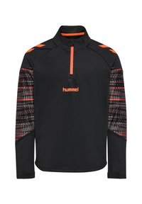 Schwarzes langärmeliges Sportoberteil mit halbhohem Reißverschluss und Kragen, mit orangefarbenen Akzenten und einem gemusterten Design auf den Ärmeln. Markenlogo sichtbar.