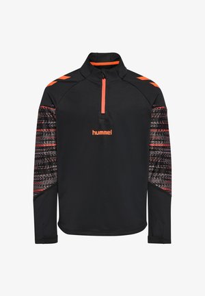 Schwarzes langärmeliges Sportoberteil mit halbhohem Reißverschluss und Kragen, mit orangefarbenen Akzenten und einem gemusterten Design auf den Ärmeln. Markenlogo sichtbar.