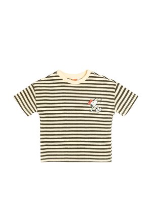 Camiseta recortada a rayas negras y crema, con un collar beige. Presenta un diseño gráfico de un personaje que lleva un sombrero rojo en el lado izquierdo del pecho.