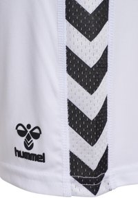 Weißes Sporttrikot mit schwarzem Chevron-Muster entlang der Seite und einem kleinen schwarzen Logo einer Biene unten links. Strukturiertes Stoffdetail.