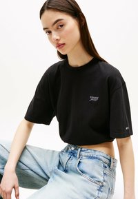 Tommy Jeans CROPPED LOOSE OPEN BACK  - Camiseta estampada - black