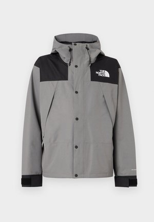 Graue wasserdichte Jacke mit schwarzem Oberteil, verstellbarer Kapuze, Druckknopfverschluss und Klettmanschetten. Mit Logo auf der linken Brustseite.