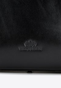 Zwarte leren portemonnee met een debossed logo. Gladde textuur met een slank ontwerp, minimalistische details en geen zichtbare hardware.