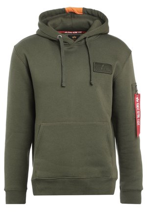Hoodie vert olive en tissu doux, avec une poche frontale, une capuche à cordon de serrage et une étiquette rouge sur la manche avec un patch logo.