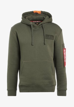 Olivgrüner Hoodie aus weichem Stoff, mit einer Fronttasche, Kapuze mit Kordelzug und einem roten Etikett am Ärmel mit einem Logo-Patch.