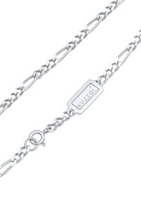 Zilveren ketting met langwerpige schakels, voorzien van een rechthoekige hanger met de gravure "Kuzzoi" en een karabijnsluiting. Gladde metalen afwerking.