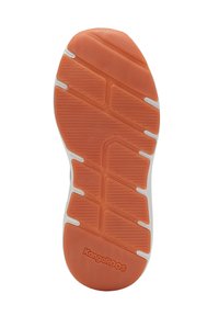 Orangene Gummisohle mit strukturierten Mustern, weißen Akzenten und sichtbarem Logo. Verfügt über ein segmentiertes Design für Flexibilität und Traktion.