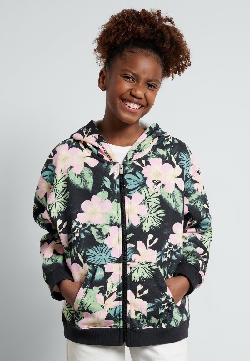 Sudadera con cremallera negra que presenta un colorido patrón floral con flores rosas y hojas verdes, bolsillos frontales y una capucha forrada.
