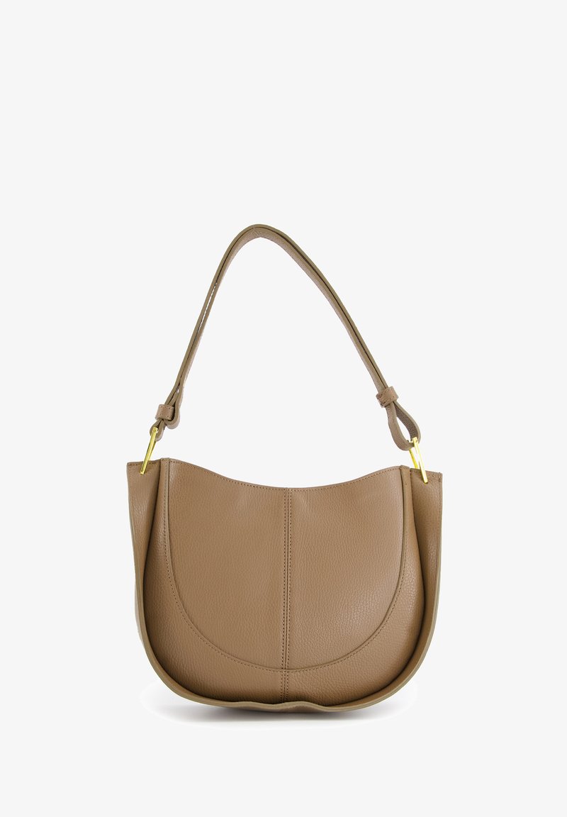 Sac à épaule en cuir tan avec une forme courbée, une bande unique et des garnitures en métal doré. Surface texturée avec des détails de couture renforcée.