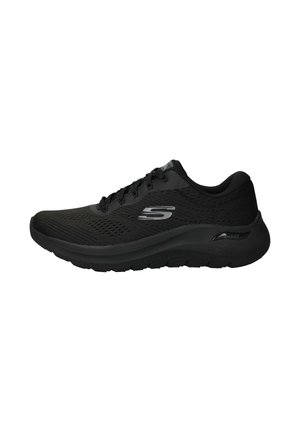 Zwarte sportieve schoen met een bovenwerk van textiel, gestructureerd oppervlak, ronde neus, vetersluiting en gevoerd kraag; heeft een cushioned zool voor comfort.