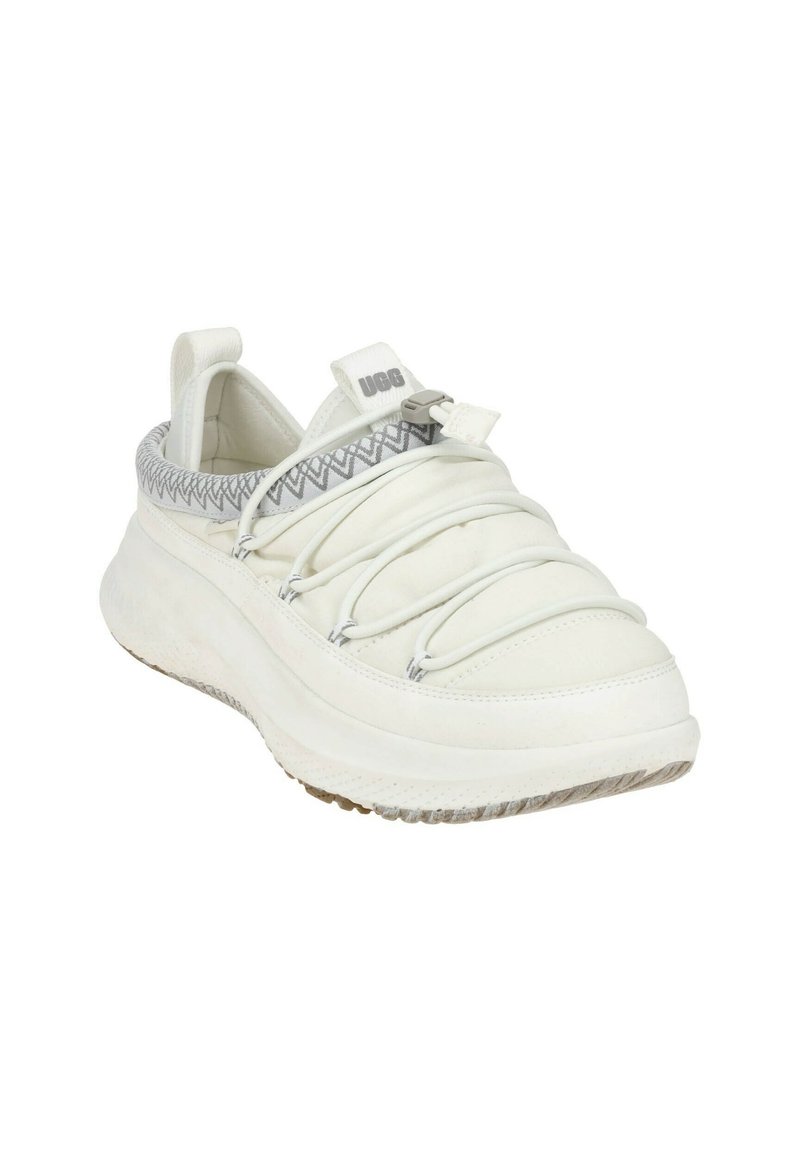 Witte sneaker met een textuur bovenwerk, elastische veters en een gevoerde zool. Accenten in grijze details en een lus aan de achterkant.