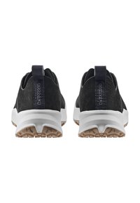 Sneaker in suede nera con suola intermedia bianca e suola esterna in gomma marrone. Presentano un tassello sul retro e dettagli traforati sui lati.