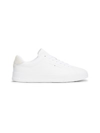 Adidași albi cu un superior din piele netedă, vârf rotund, închidere cu șireturi și un tab de călcâi texturat cu un accent subtil al logo-ului.