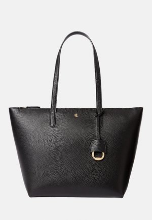 Bolso tote de cuero negro con dos asas, superficie texturizada, pequeño logo dorado y correa de cuero colgante con hebilla dorada.