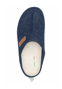 Pantofole slip-on in felt blu navy con etichetta in pelle marrone. L'interno presenta una fodera beige chiaro e un design con punta rotonda.