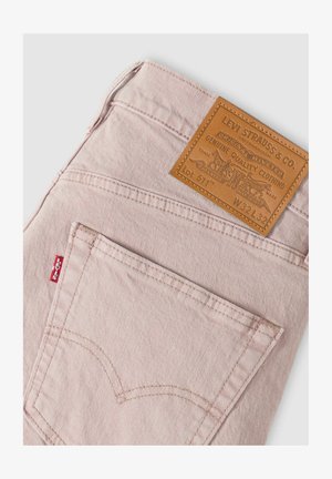 Lyserøde denimjeans med en læderpatch bagpå med præget tekst, en lille rød logomærkat og buet syning på baglommen.