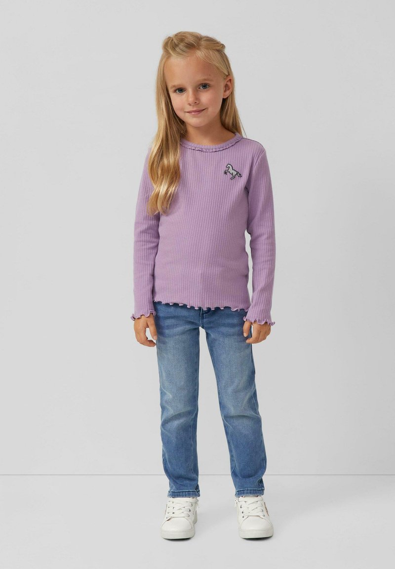 Paarse geribde longsleeve shirt met een geschulpte zoom en een klein geborduurd paardontwerp, gecombineerd met lichtblauwe jeans en witte sneakers.