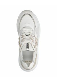 Weiße Sneaker mit einem Obermaterial aus Mesh und Wildleder, metallischen Akzenten, strukturierten Schnürsenkeln und einem gepolsterten Kragen für zusätzlichen Komfort.