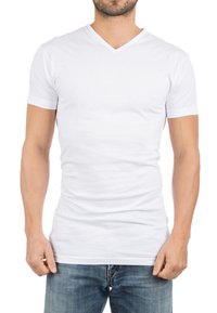 Witte korte mouwen V-hals t-shirt van katoen, met een slim fit ontwerp en een soepele, lichte structuur. Draagt met denim jeans.